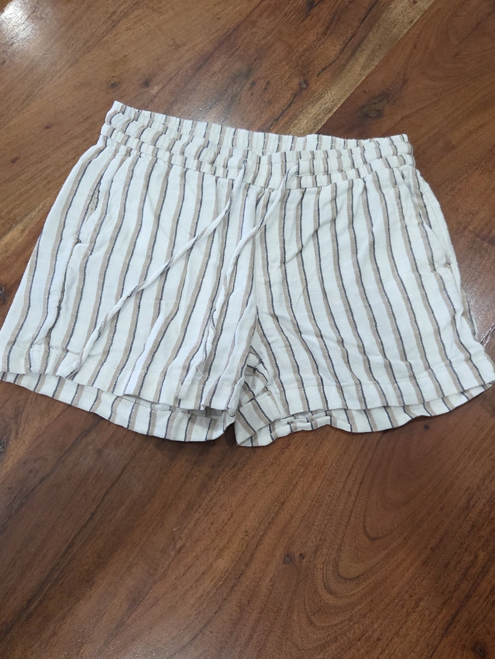 🔥Old Navy White Shorts with Thin Gray Stripes - Picture 2 of 3